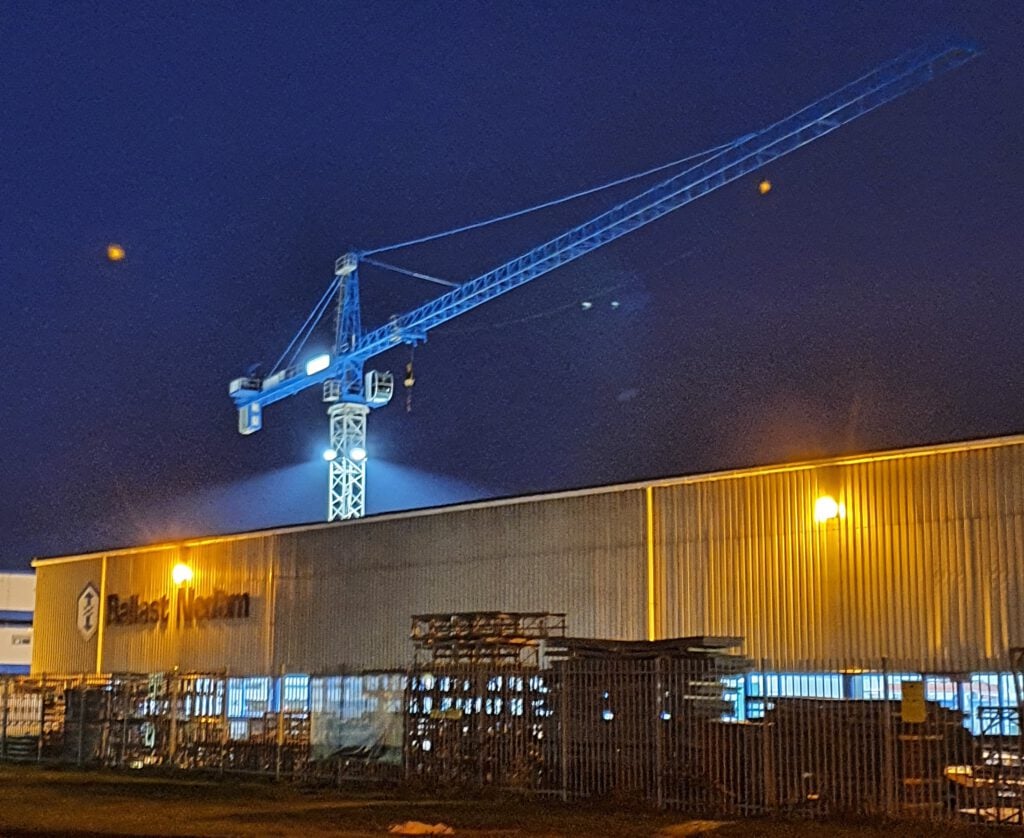 Proyecto de construcción de Ballast Nedam al anochecer con iluminación de grúa sin deslumbramiento