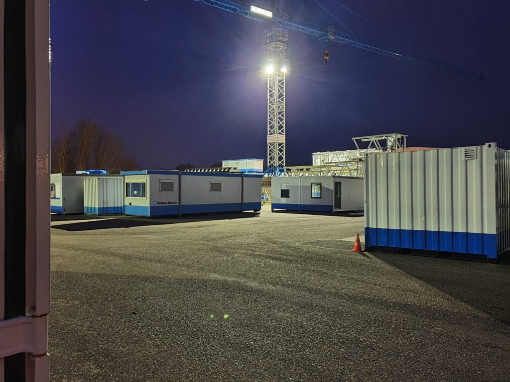 Le dépôt éclairé de Ballast Nedam Materieeldienst pendant la nuit