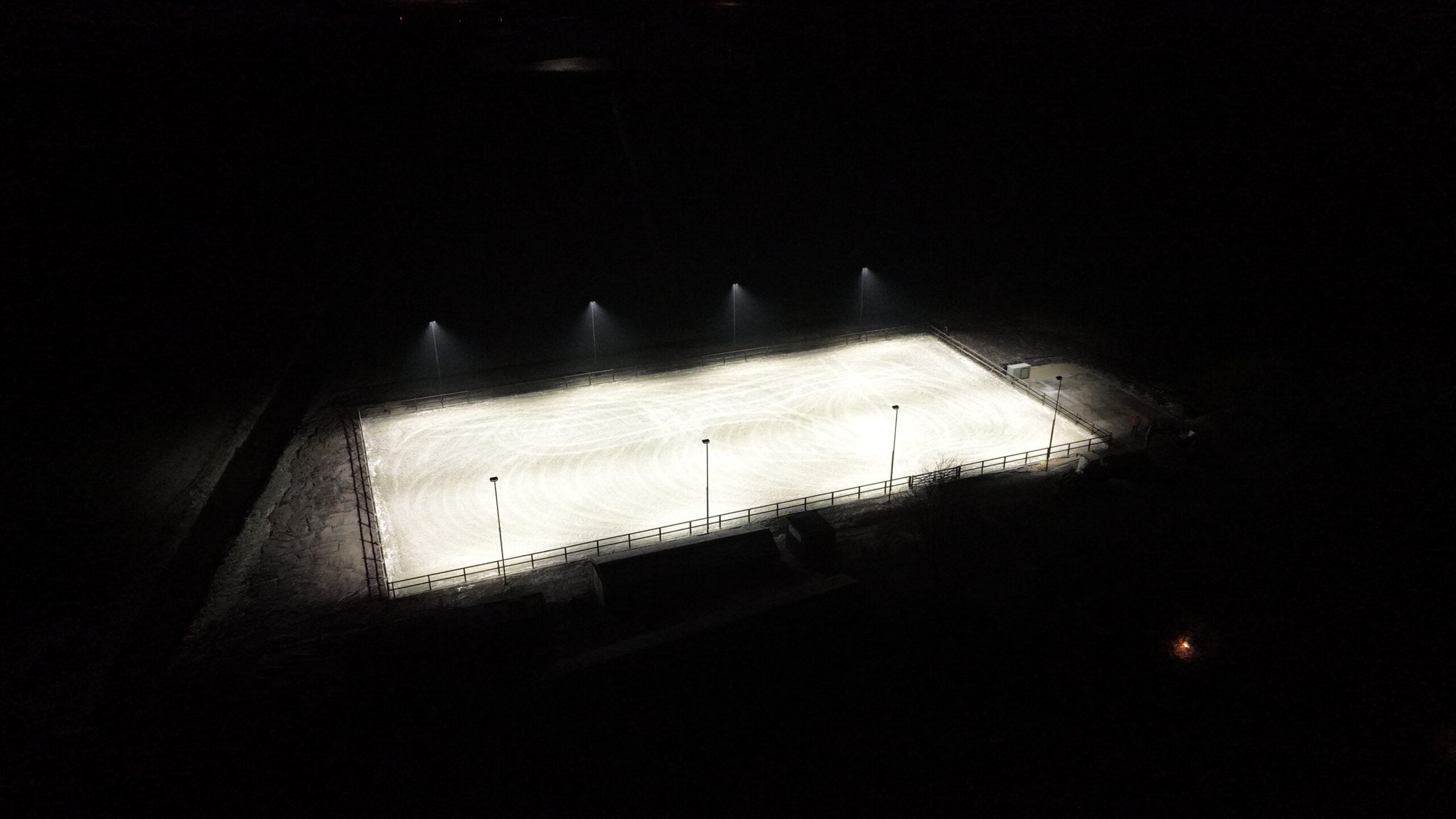 Reitplatz von 30 mal 60 Metern nachts gleichmäßig beleuchtet mit LED