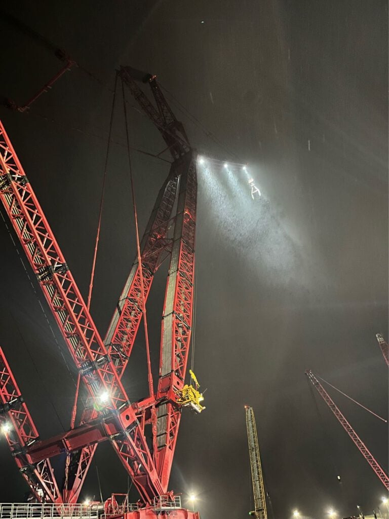 Mammoet PTC200 ringkraan 's nachts met Orca LED-armaturen