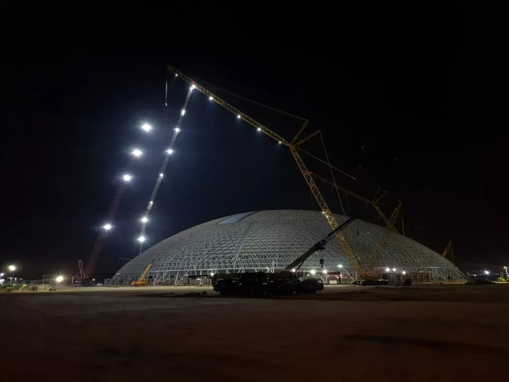 Jeddah Superdome nachts mit drei Raupenkränen und LED-Flutlicht