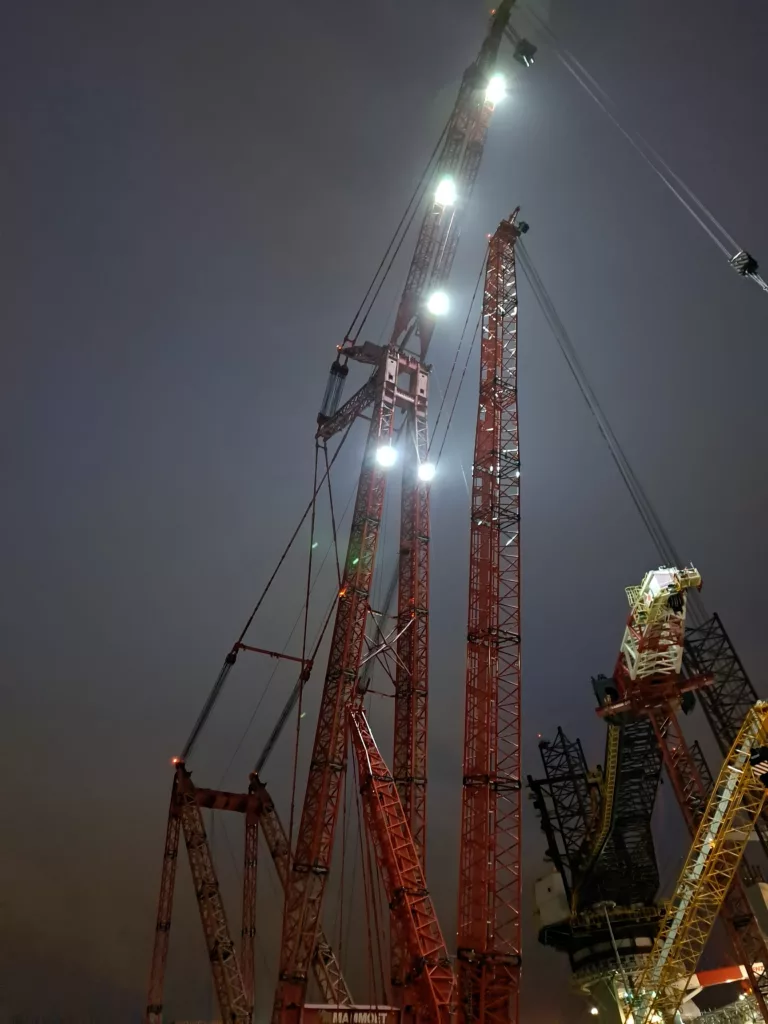 Mammoet PTC210 ringkraan in Schiedam 's nachts met JEL-verlichting
