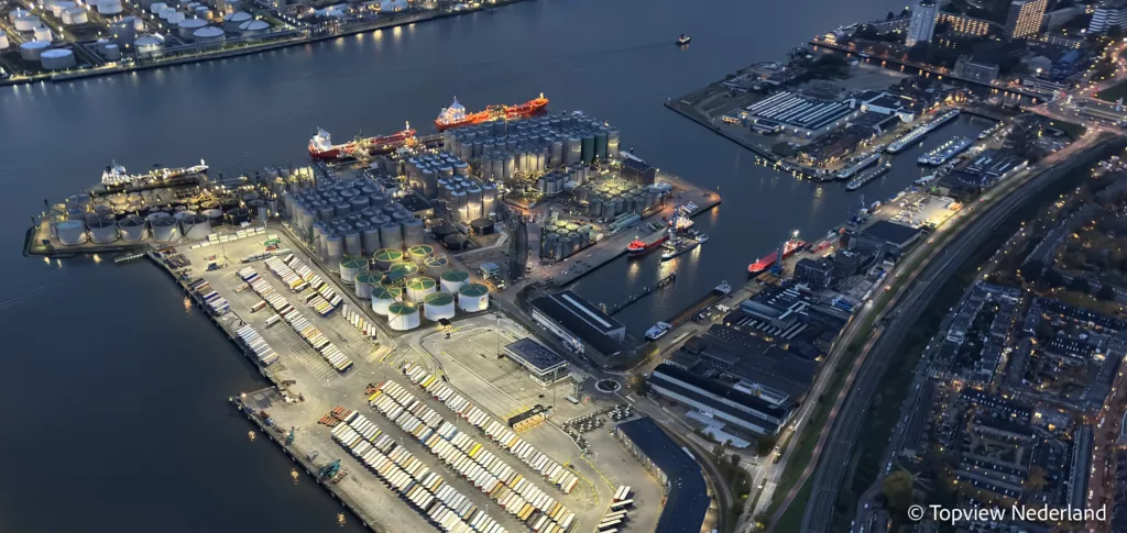 Vista superior de la terminal iluminada de DFDS en Vlaardingen por la noche
