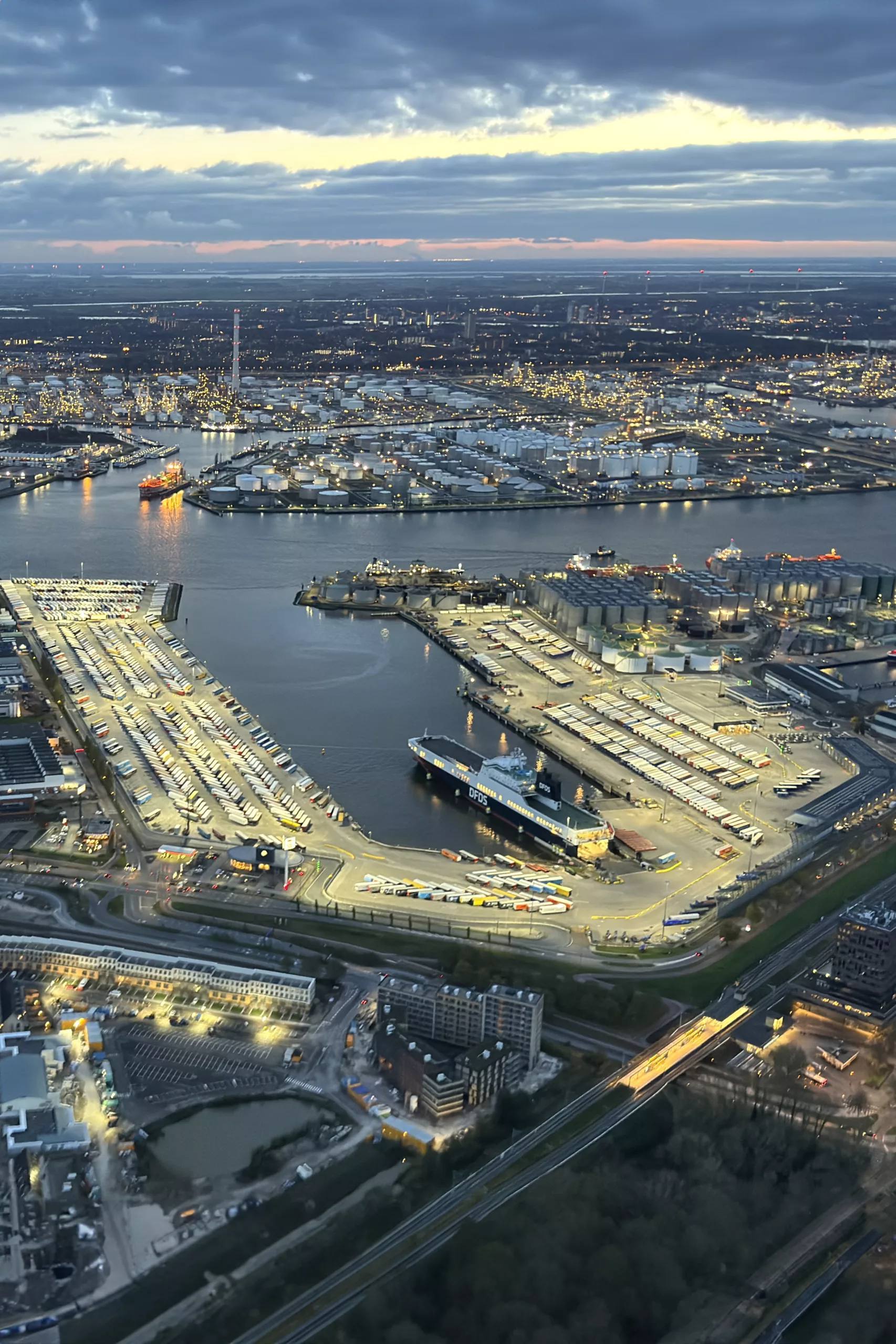 Topview DFDS Vlaardingen stretched out