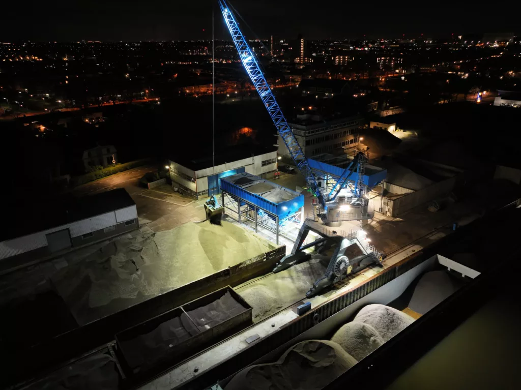 Verlichte havenkraan van PLM in Capelle 's nachts