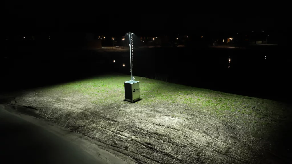JEL Sentinel Tower de noche en un terreno