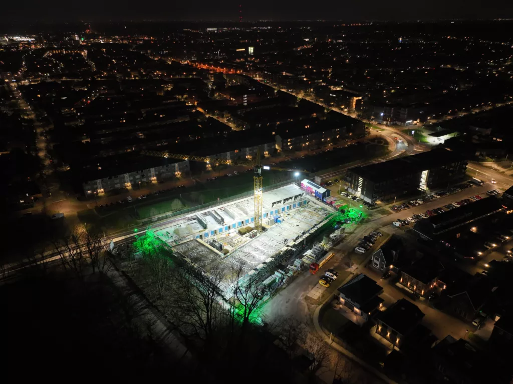 Fotografía aérea del sitio de construcción de HSB en Hilversum por la noche
