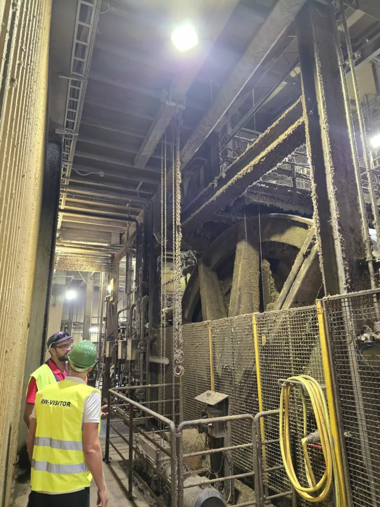 Les projecteurs Barracuda HT éclairent un hall de production chez Rockwool