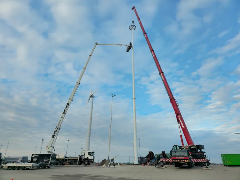 Installatie van LED-terreinverlichting op een 50 meter hoge mast