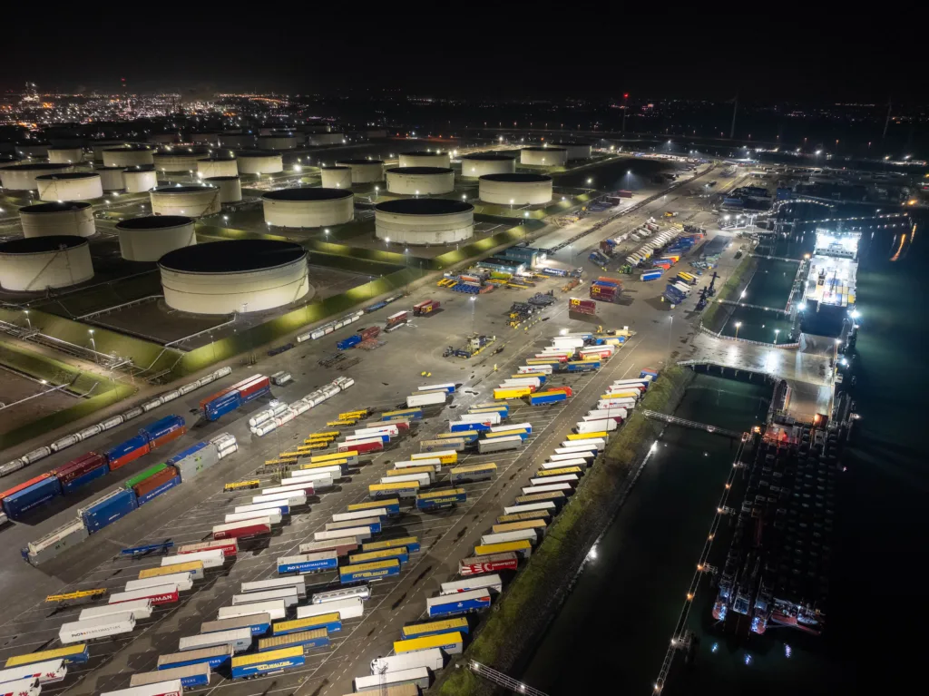 Draufsicht der beleuchteten P&O Ferries-Terminal bei Nacht