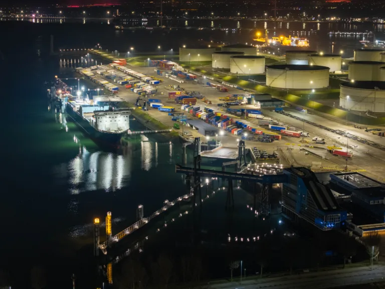 P&O Ferries-terminal 's nachts verlicht, gezien vanuit de lucht