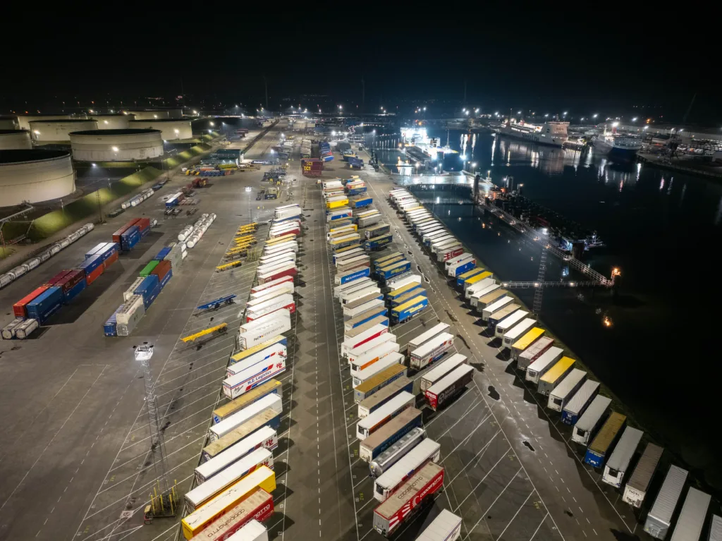 Draufsicht auf das P&O-Ferries-Terminal bei Nacht mit Aufliegern