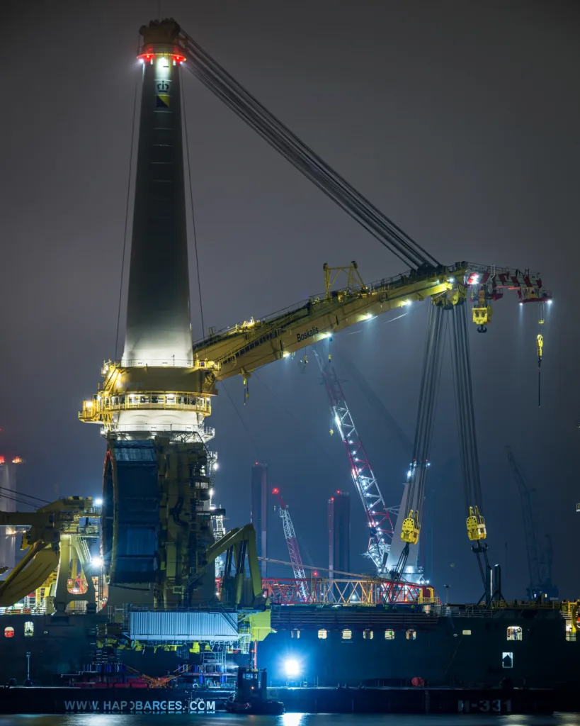 Grúa del Bokalift 2 de noche, iluminada sin luz dispersa hacia el puente