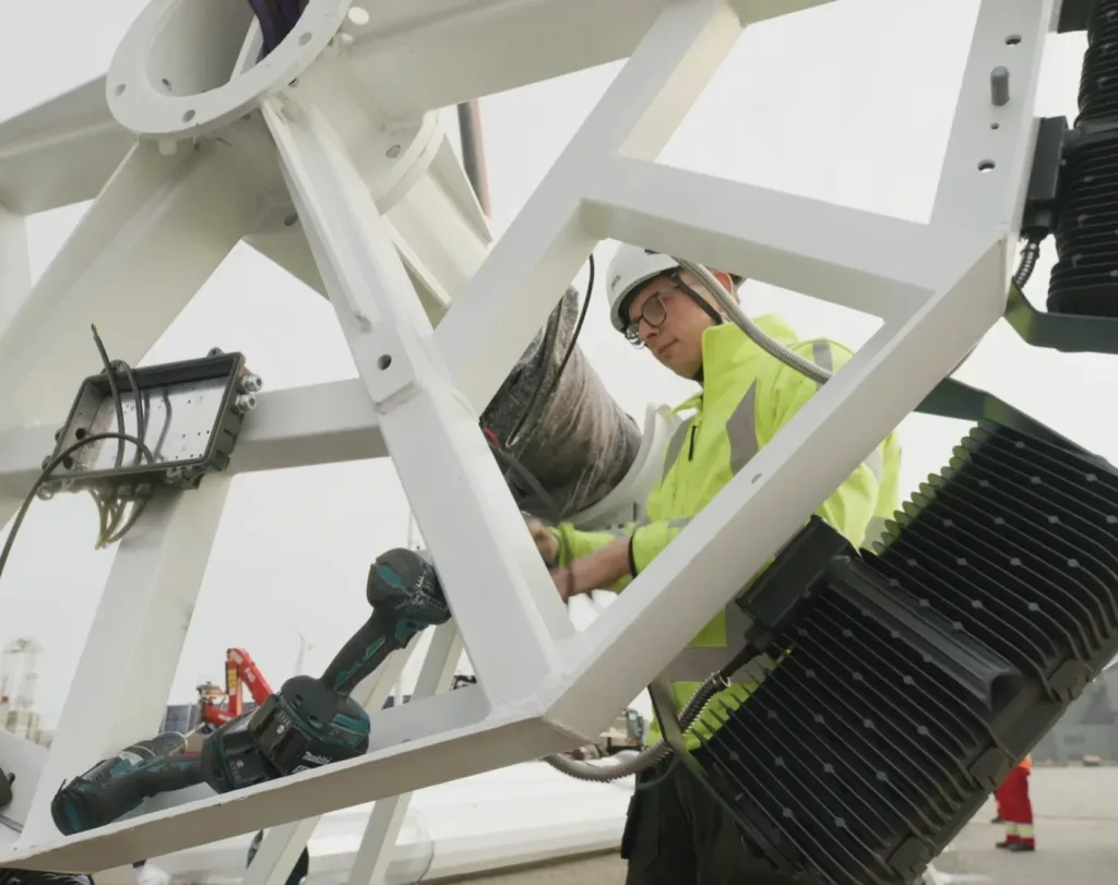 Monteur installeert op hoogte verlichting op het BUSS-project