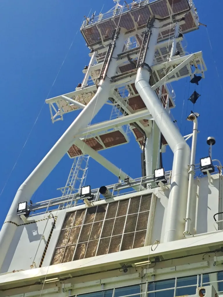Kraanschip Bokalift 2 van Boskalis met roestvrijstalen floodlights