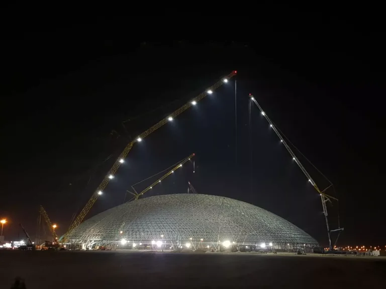 Jeddah Superdome 's nachts met drie rupskranen en LED-floodlights