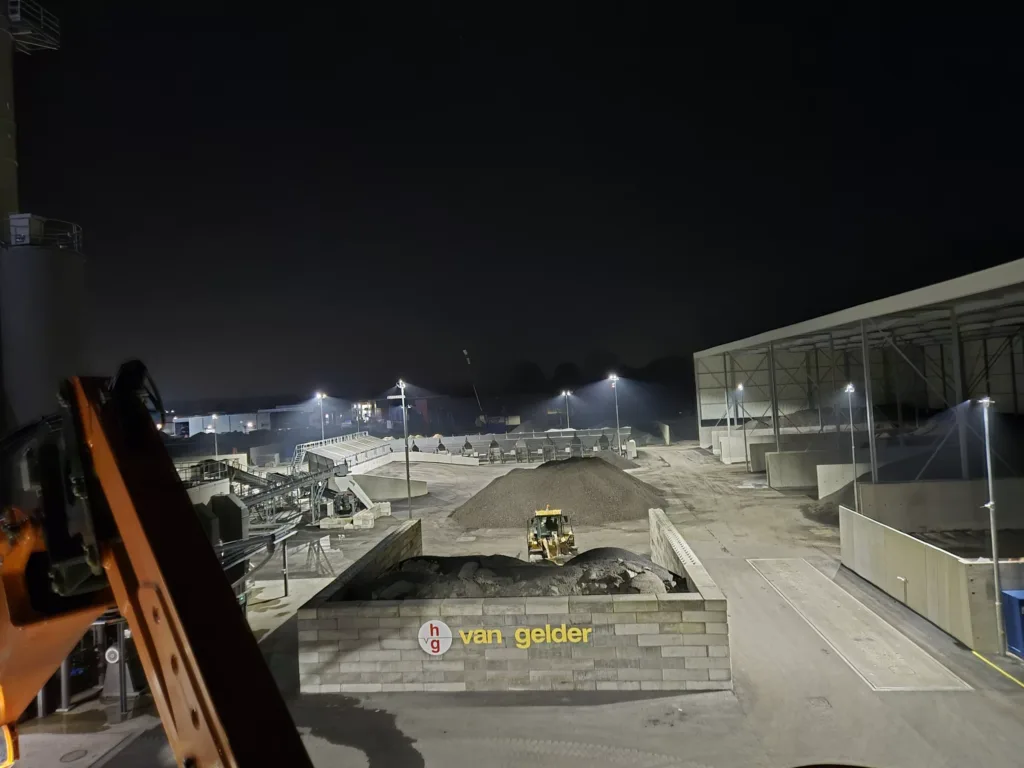Iluminación de los terrenos en la planta de asfalto de Van Gelder en Nijkerk por la noche