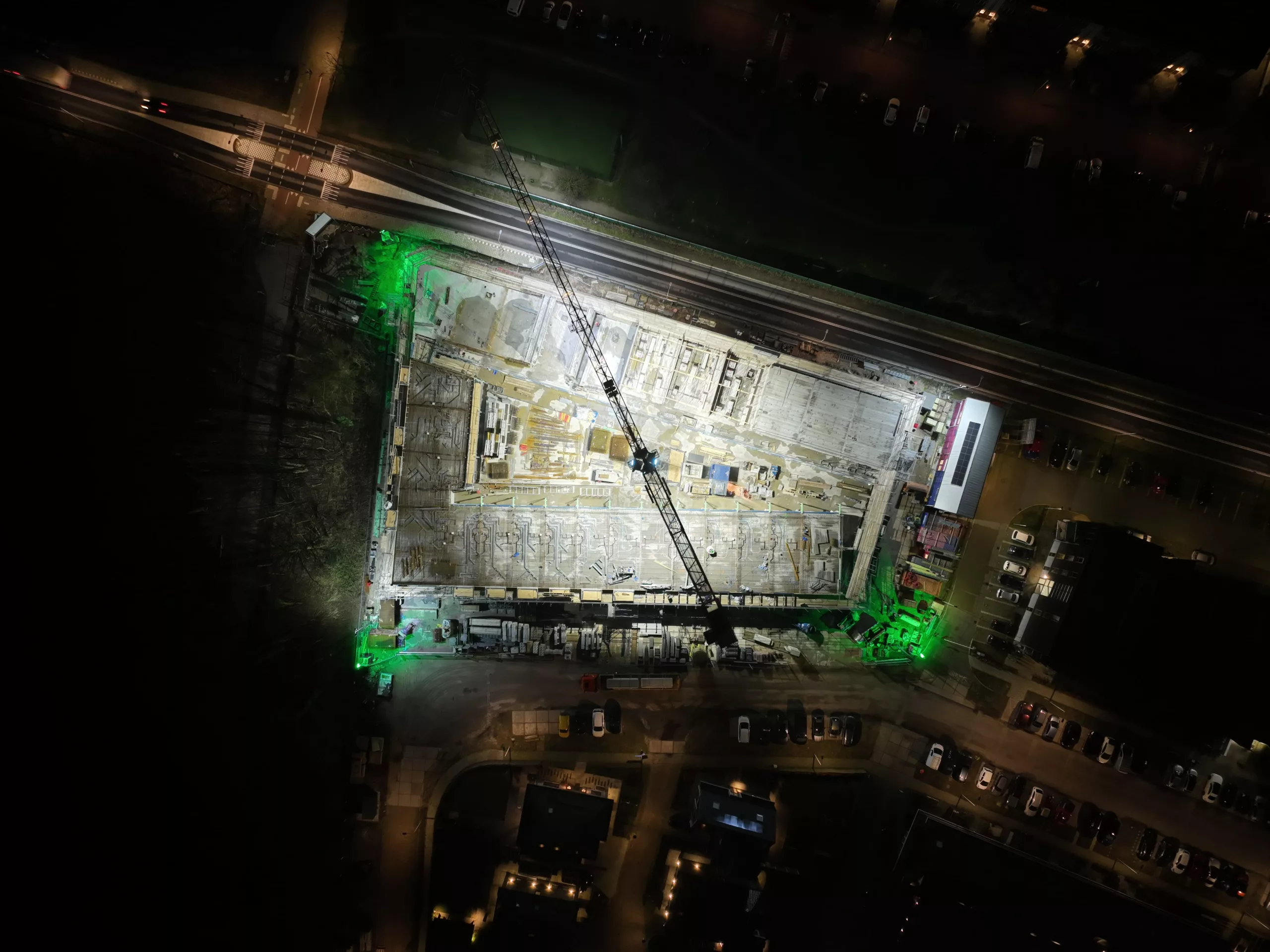 Torenkraan 's nachts met duurzame LED-verlichting