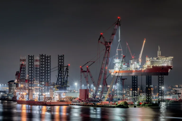 Mammoet PTC210 ringkraan 's nachts met JEL LED-floodlights