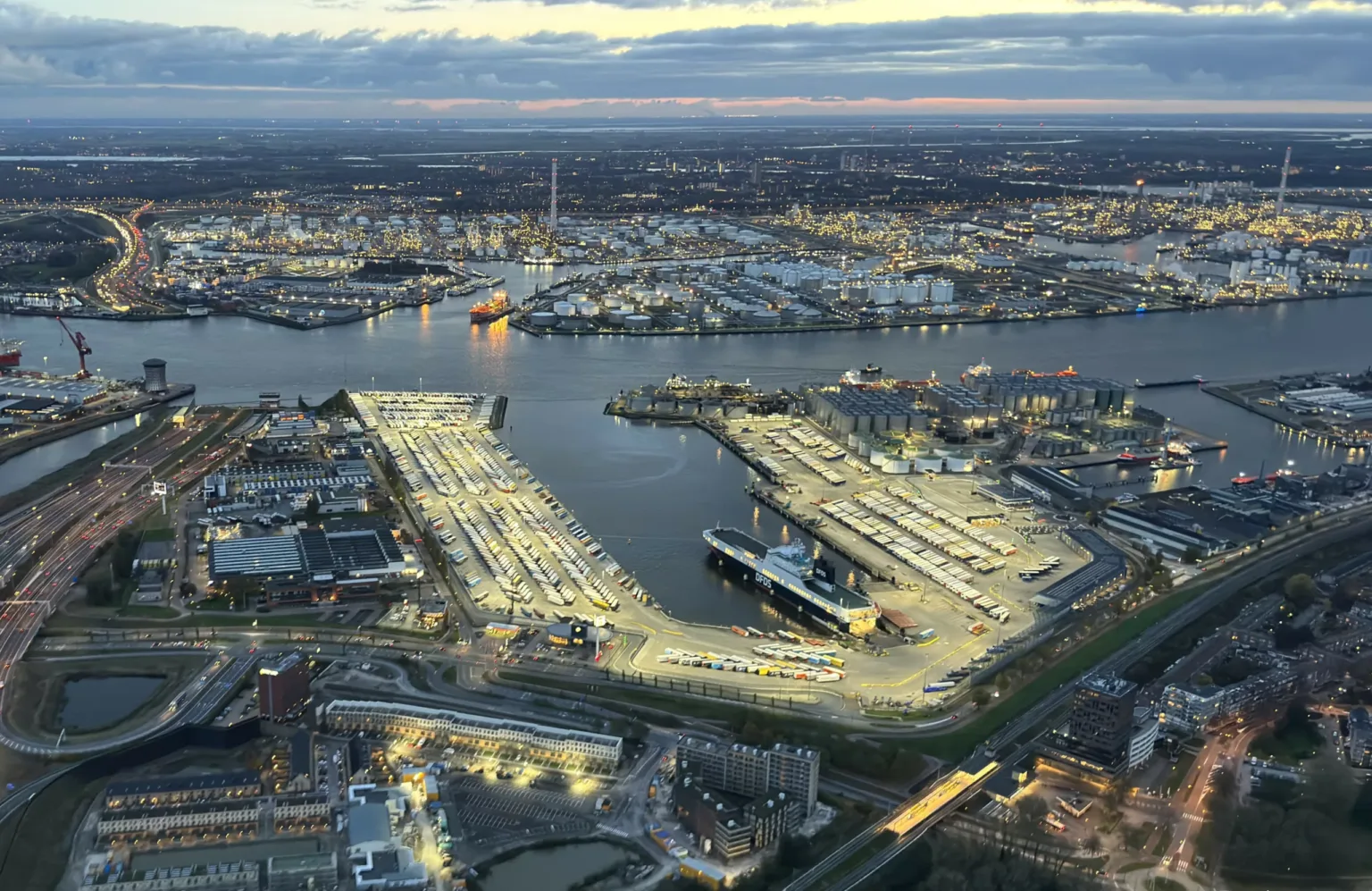 Fotografía aérea de la terminal de DFDS iluminada en Vlaardingen, con el DarkLicht, por la noche