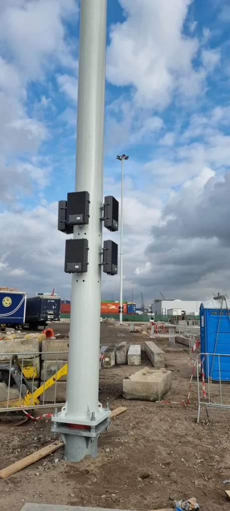 Instalación de armarios de control contra un poste de luz en DFDS