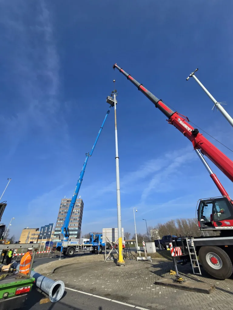 Renovación de un poste de luz dañado con una grúa en DFDS en Vlaardingen