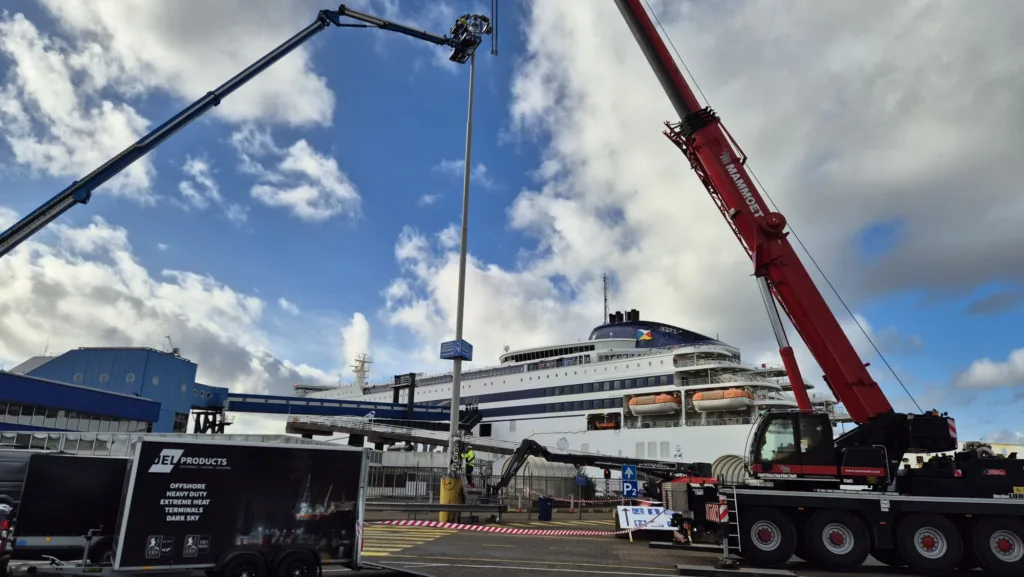 Installation von Geländebeleuchtung am P&O Ferries Terminal mit Fähre