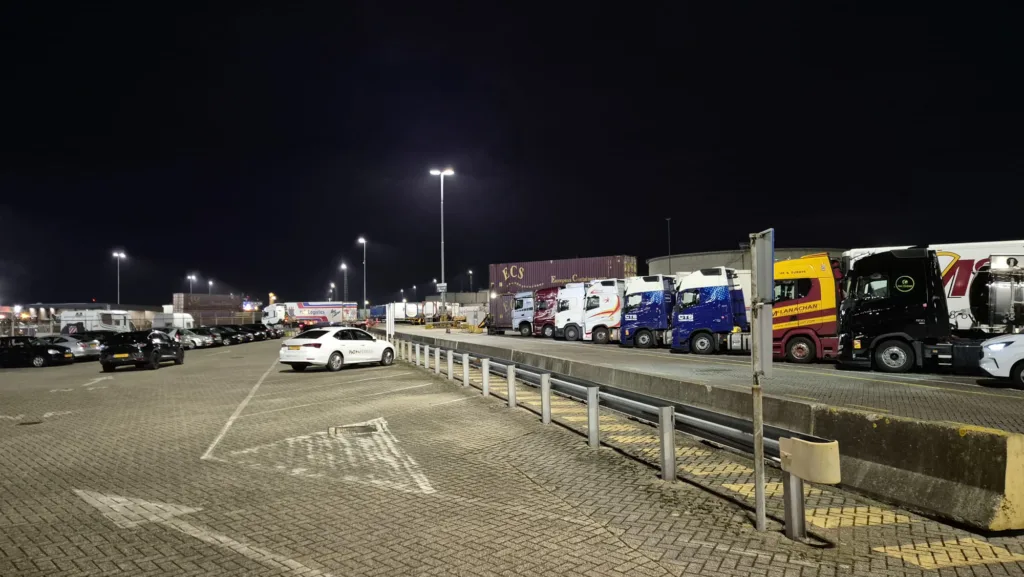 Installation von Geländebeleuchtung am P&O Ferries Terminal Europoort bei Nacht