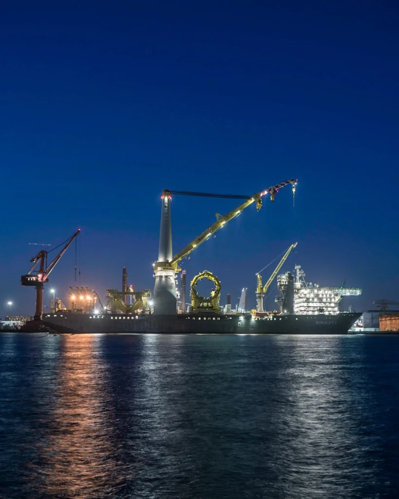 Kraanschip Bokalift 2 's nachts verlicht in de haven