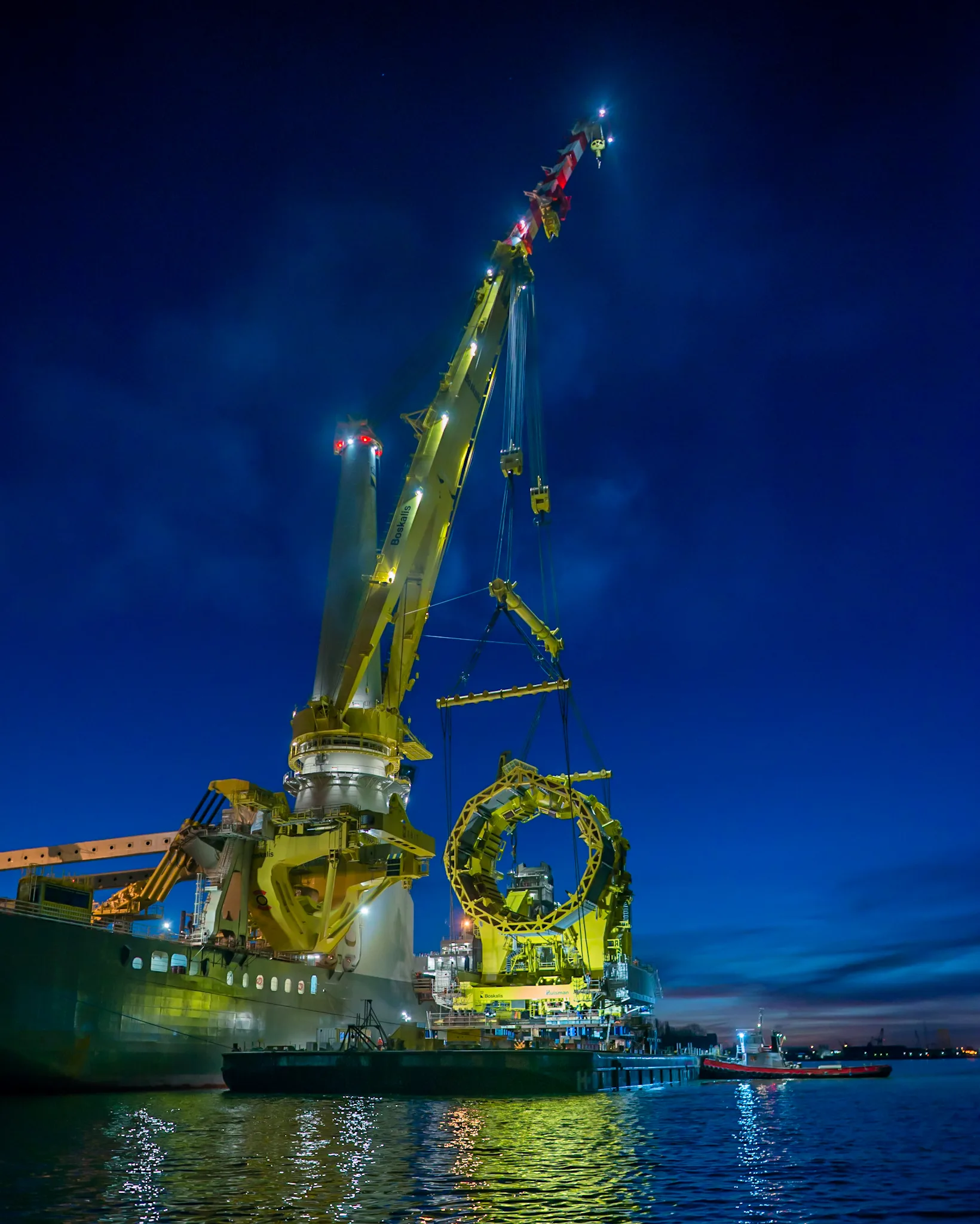 Le kraanschip Bokalift 2 illuminé en mer durant la nuit