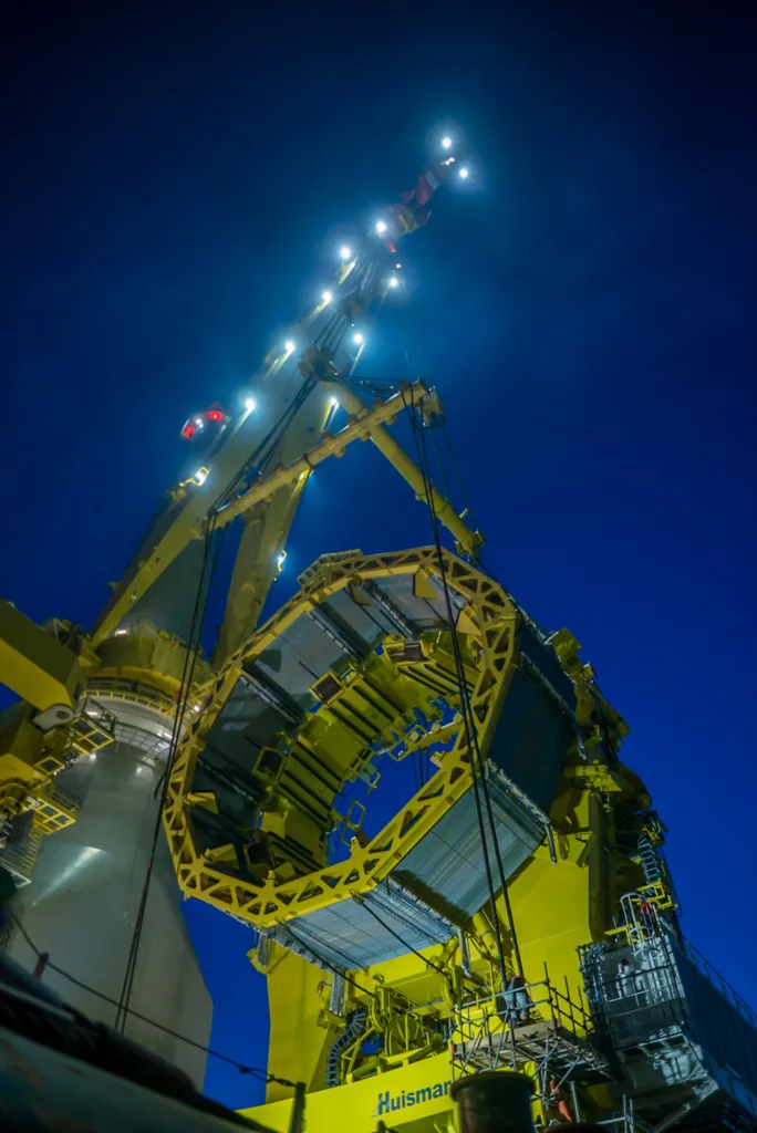 Grúa de la Bokalift 2 de noche con reflectores en Crane Light Stabilizers