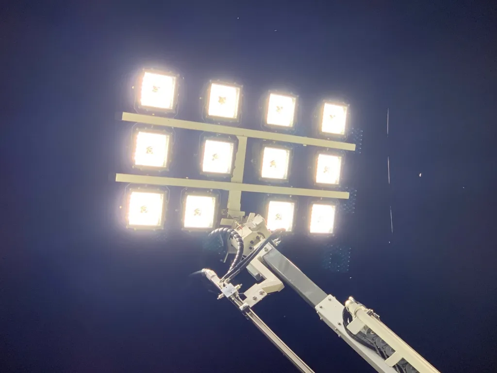 2AXL lichtmast met LED-floodlights bij een mijn 's nachts