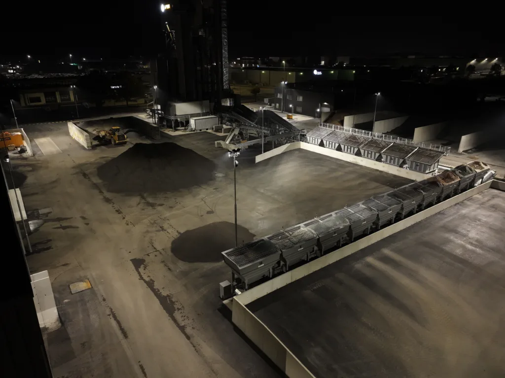 Planta de asfalto ACN en Nijkerk durante la noche con un JEL-iluminación de áreas