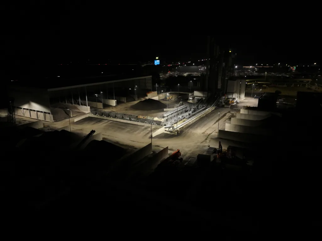 Fotografía aérea de la planta de asfalto ACN iluminada en Nijkerk por la noche