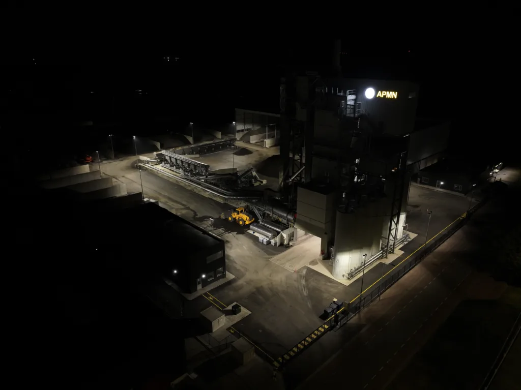 Verlichte asfaltcentrale ACN in Nijkerk 's nachts