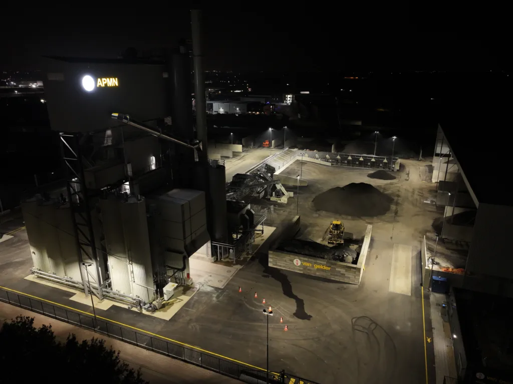 Planta de asfalto ACN en Nijkerk iluminada por la noche