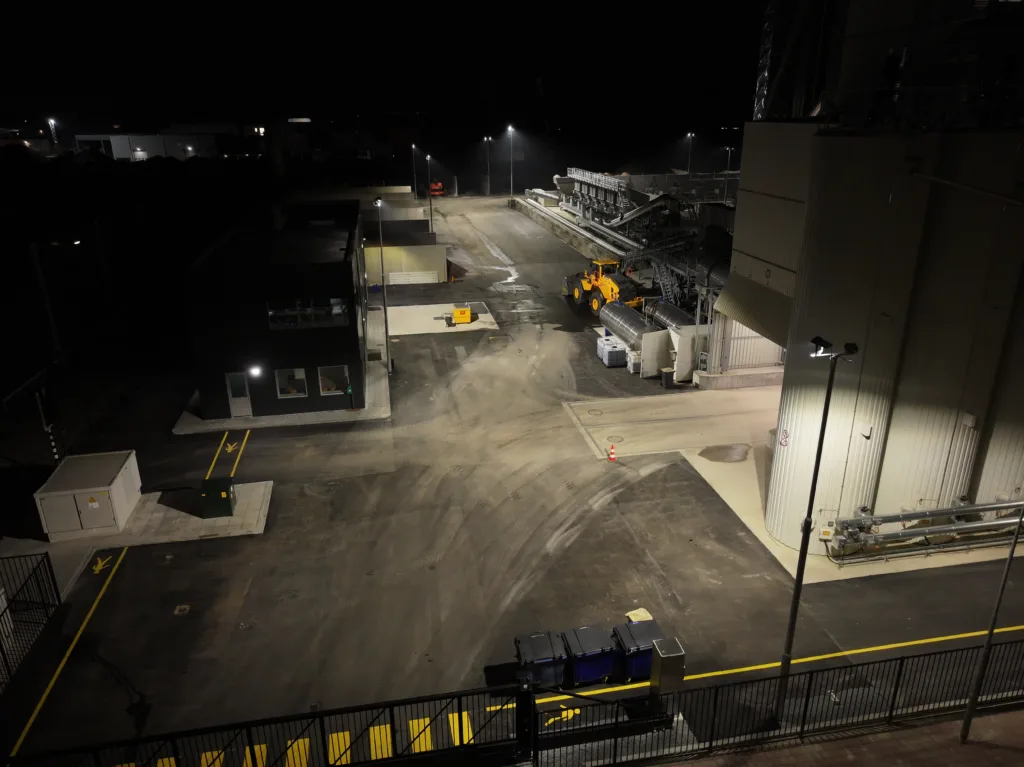 Planta de asfalto iluminada ACN por la noche