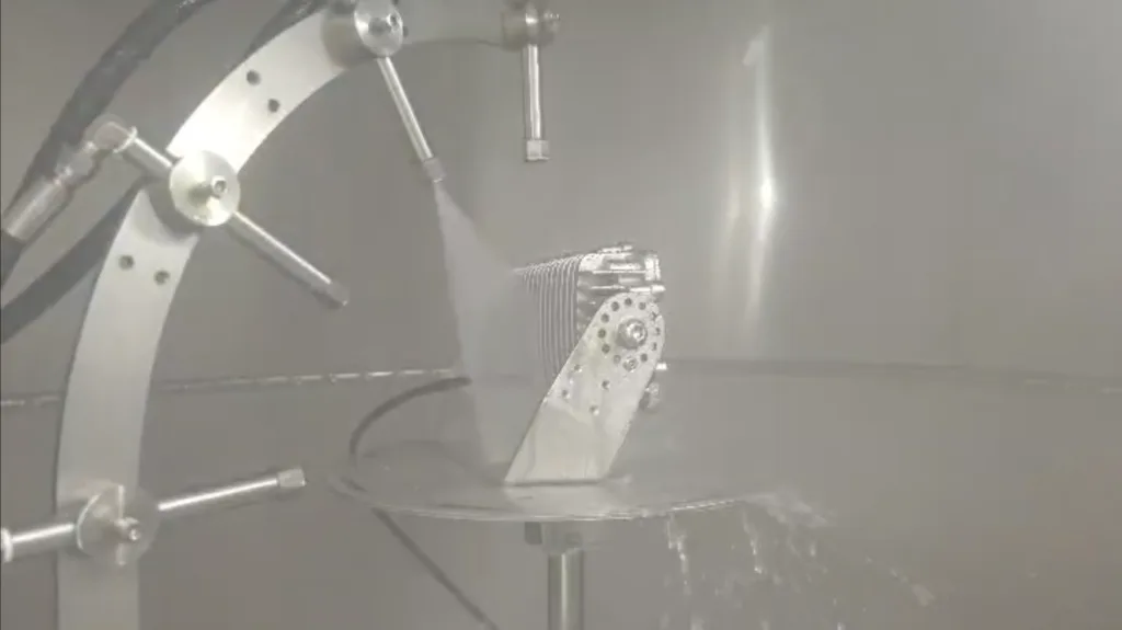 Snapper HT SS floodlight in een ingress-protection testkamer