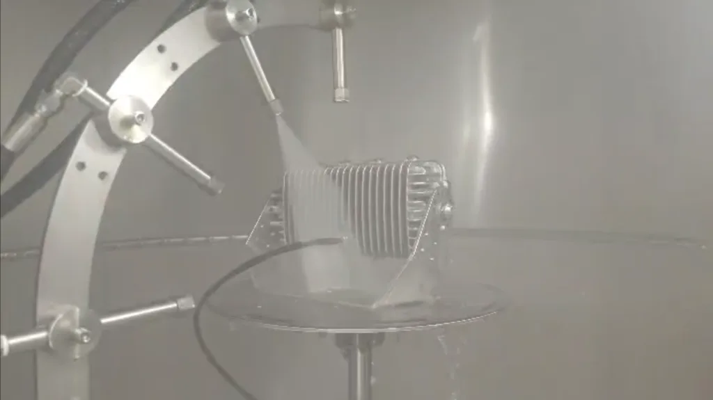 Projecteur Snapper HT SS lors d'un essai d'étanchéité dans une chambre d'essai