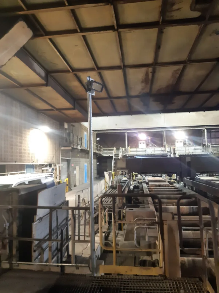 Snapper-Leuchten an einem Mast in einer Fabrik