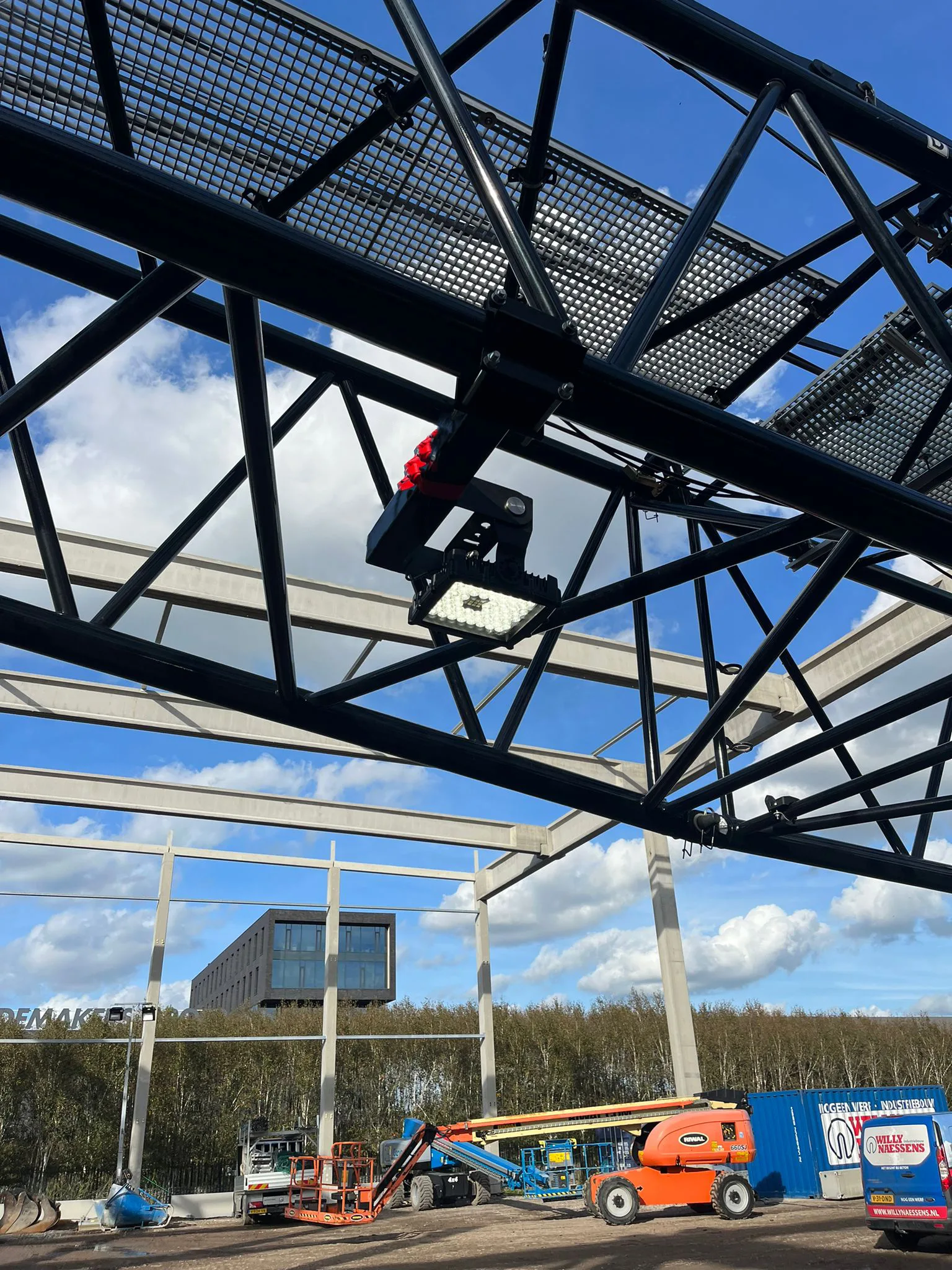 Crane Light Stabilizer mit Scheinwerfern an einem Liebherr-Kran ohne lose hängende Kabel