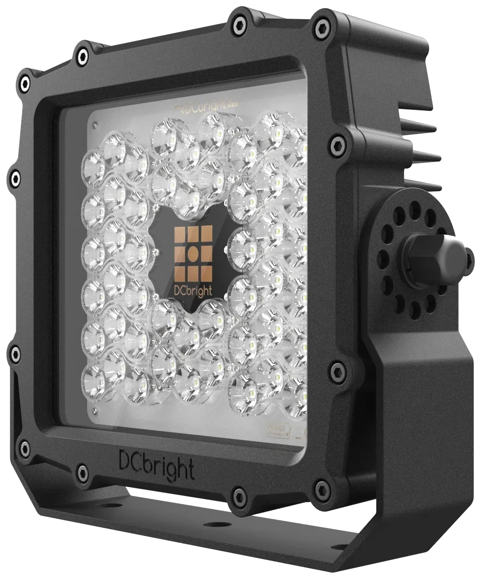 Projecteur LED Barracuda en noir titane avec étrier 316L, vu de face en biais